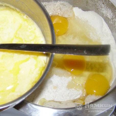 Открытый пирог из дрожжевого теста с яблоками и черносливом - фото шаг 2