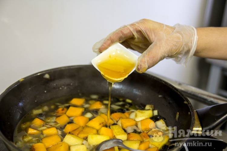 Соте с тыквой, изюмом и медом - фото шаг 6