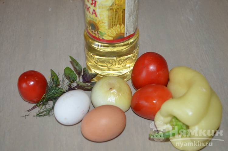 Вкусная яичница на овощной подушки - фото шаг 1