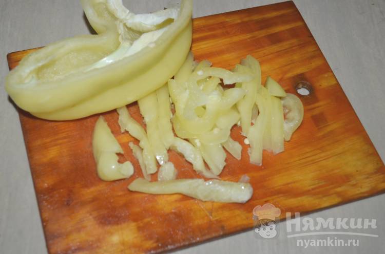 Вкусная яичница на овощной подушки - фото шаг 3