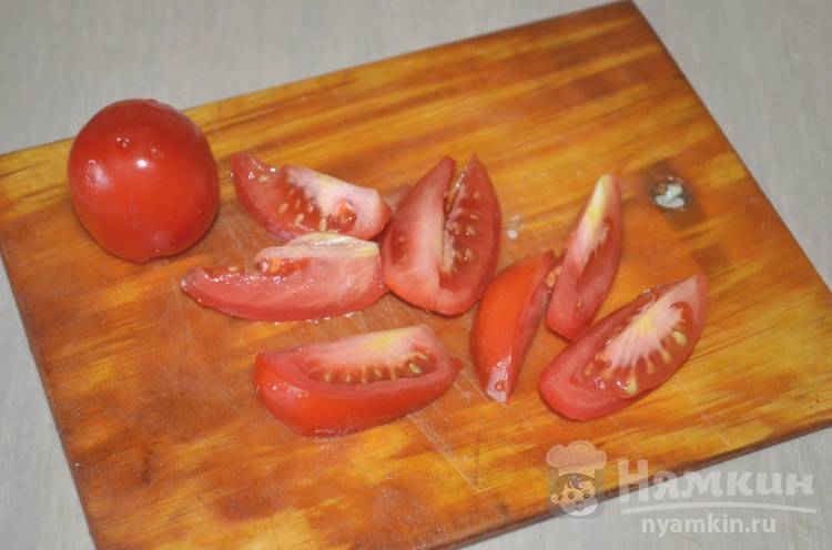 Вкусная яичница на овощной подушки - фото шаг 5