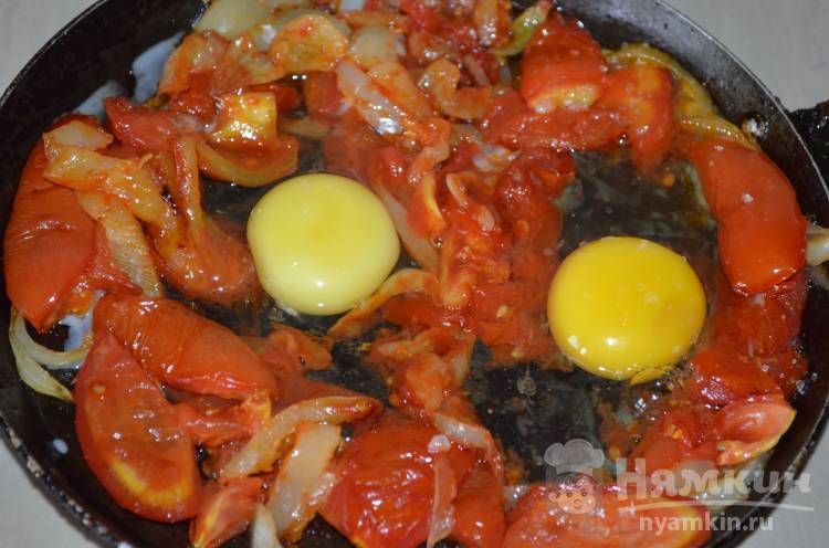 Вкусная яичница на овощной подушки - фото шаг 7