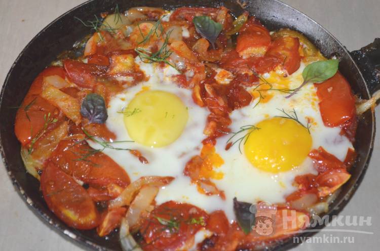 Вкусная яичница на овощной подушки - фото шаг 8