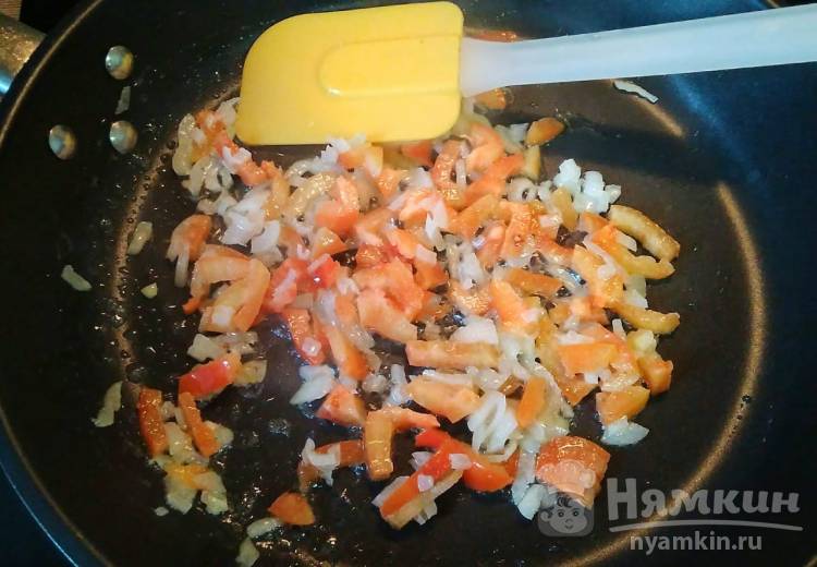 Яичница с овощами - фото шаг 2