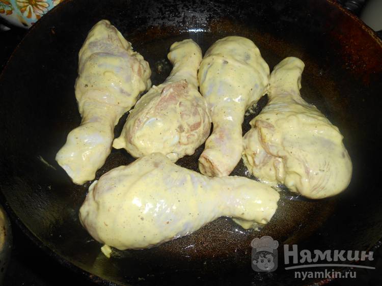 Курица на сковороде с майонезом и чесноком