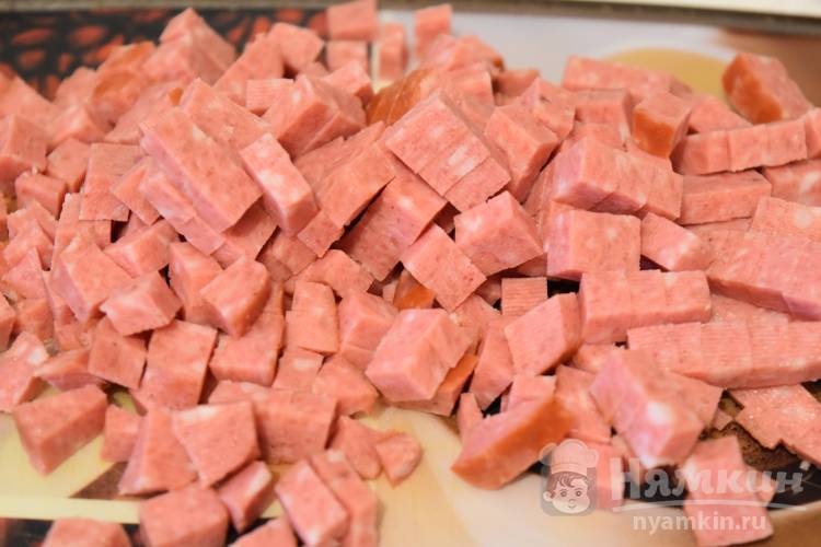 Оливье со свежими огурцами и копченой колбасой - фото шаг 5