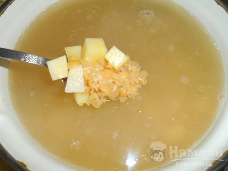 Гороховый суп с курицей и помидорами - фото шаг 3