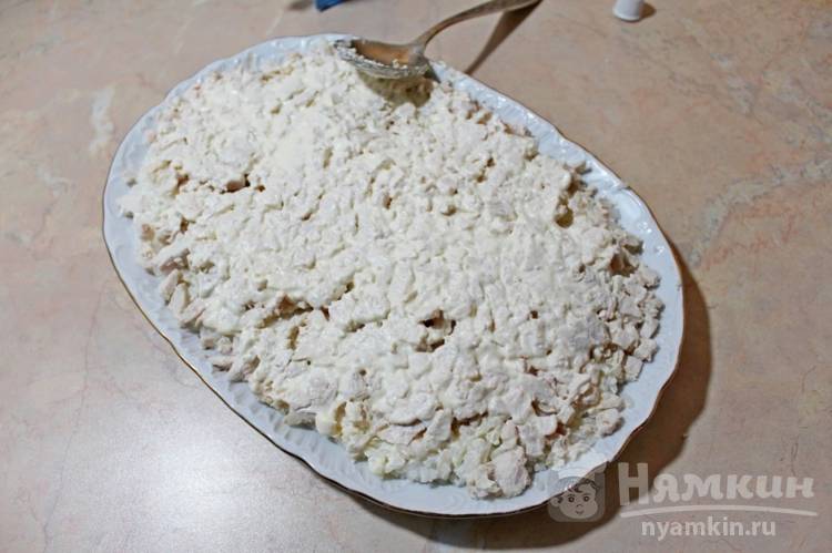 Слоеный салат с курицей и черносливом - фото шаг 3