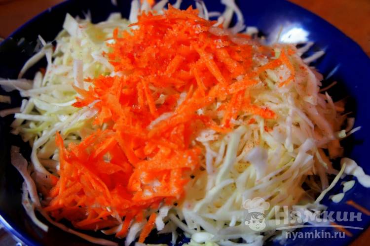 Салат из капусты и огурцов - фото шаг 1