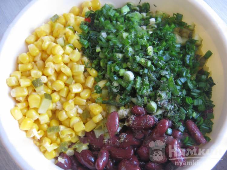 Салат с кукурузой и консервированной фасолью