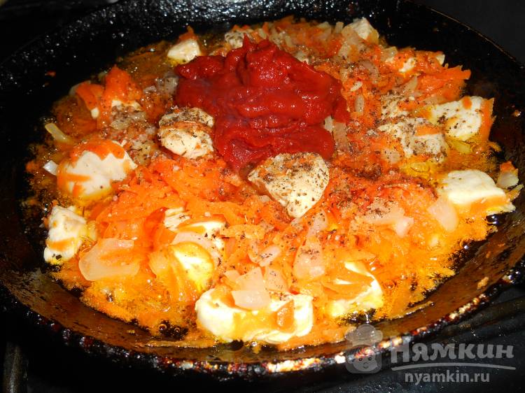 Куриное филе тушеное с овощами в томате - фото шаг 4