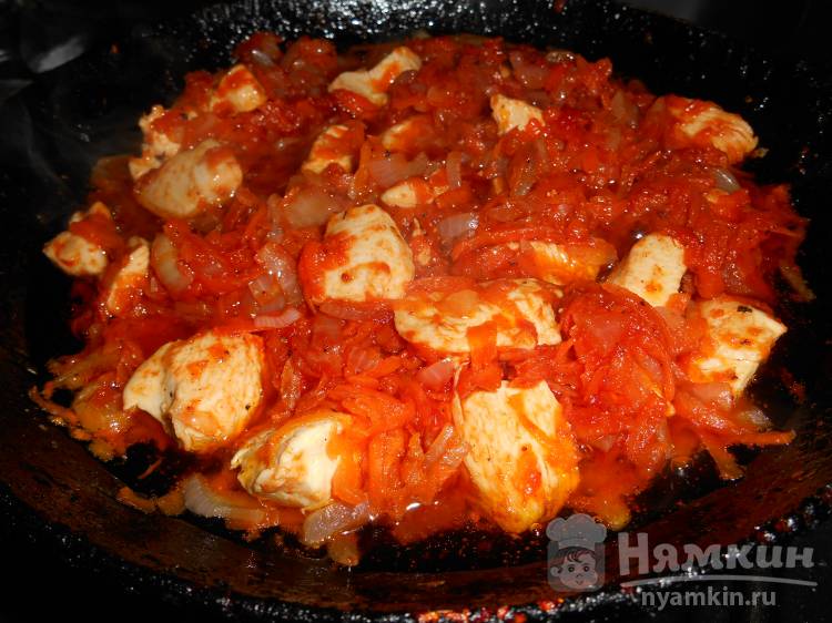 Куриное филе тушеное с овощами в томате - фото шаг 5