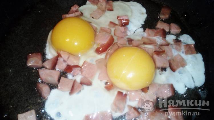 Яичница с колбасой и сыром на скорую руку - фото шаг 3