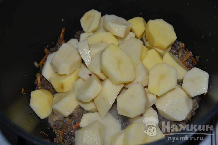 Тушёная картошка с солёными огурцами