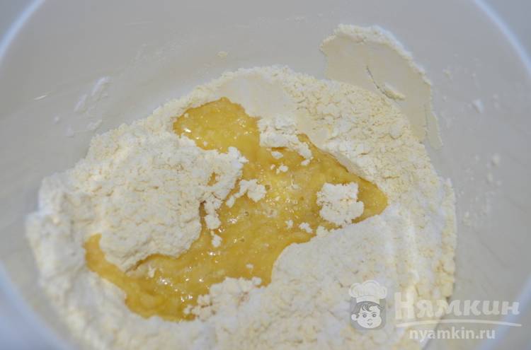 Пирог с творогом на кукурузной муке и штрейзельной крошкой - фото шаг 1