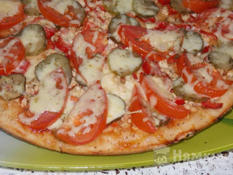Пицца с солеными огурцами
