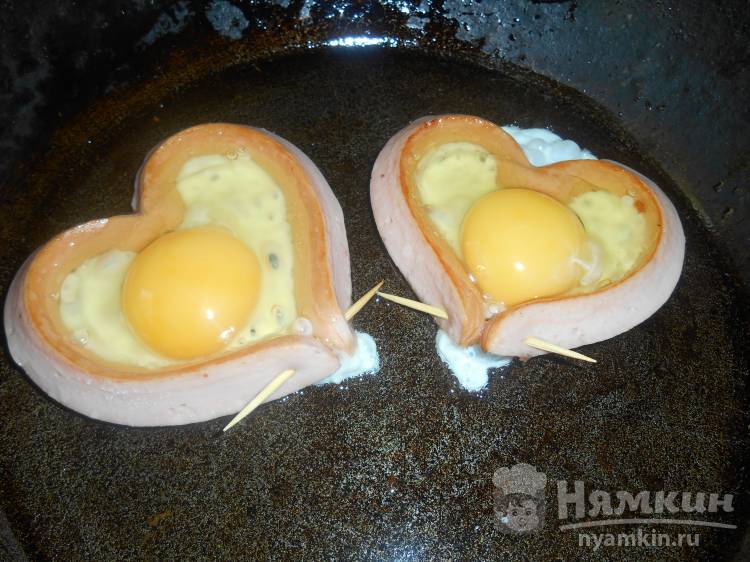 Яичница в форме сердца на завтрак для влюбленных - фото шаг 4
