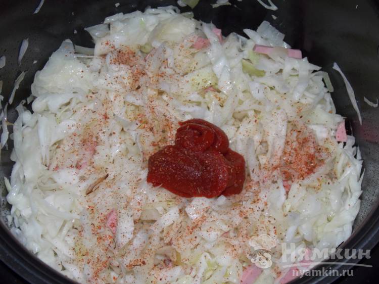 Капуста с колбасой и томатом в мультиварке - фото шаг 6