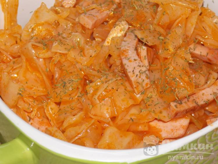 Капуста с колбасой и томатом в мультиварке - фото шаг 7