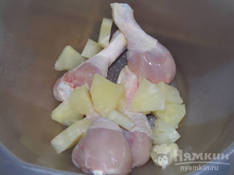 Куриные голени с кусочками ананасов.