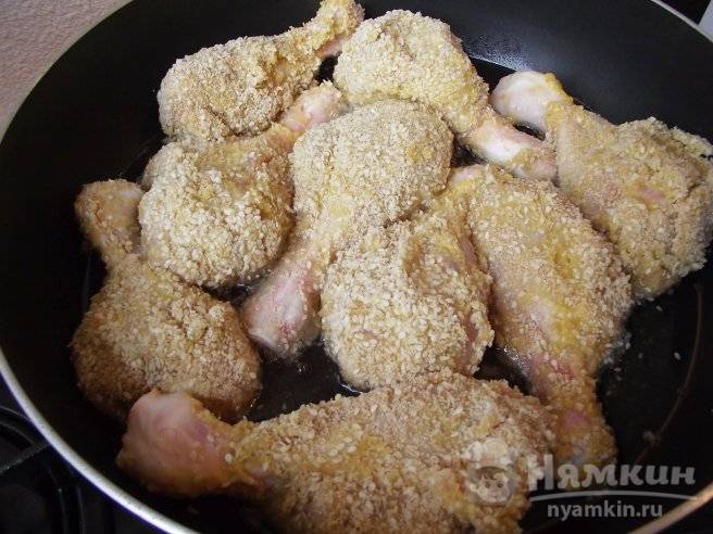 Сочное куриное филе в панировке на сковороде