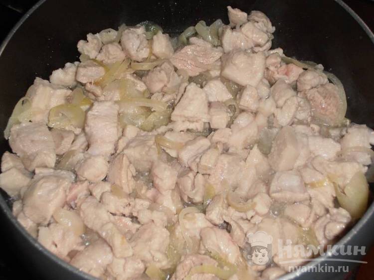 Гречка со свининой и овощами в сковороде - фото шаг 5