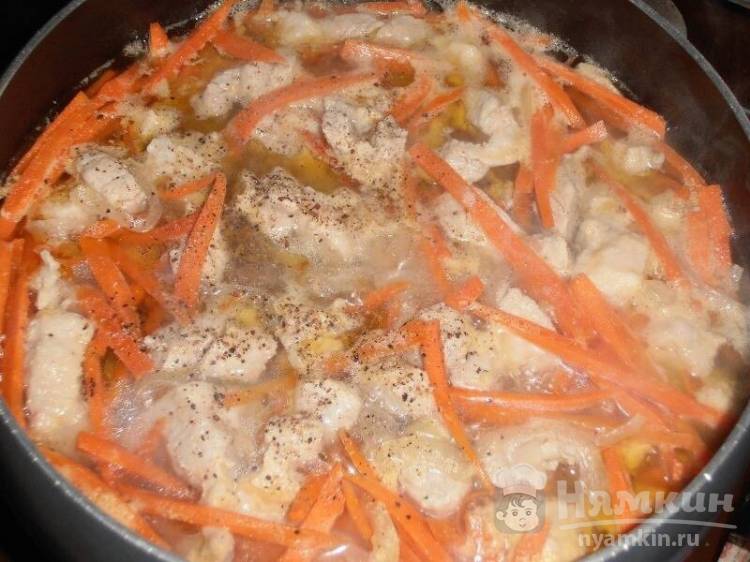 Гречка со свининой и овощами в сковороде - фото шаг 6
