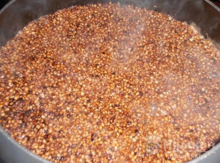Гречка со свининой и овощами в сковороде - фото шаг 8