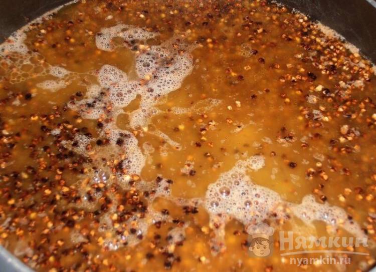 Гречка со свининой и овощами в сковороде - фото шаг 9