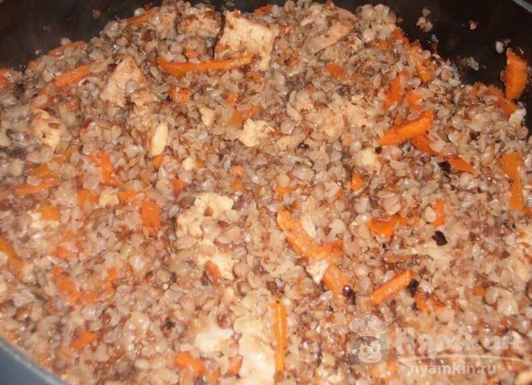 Гречка со свининой и овощами в сковороде - фото шаг 10