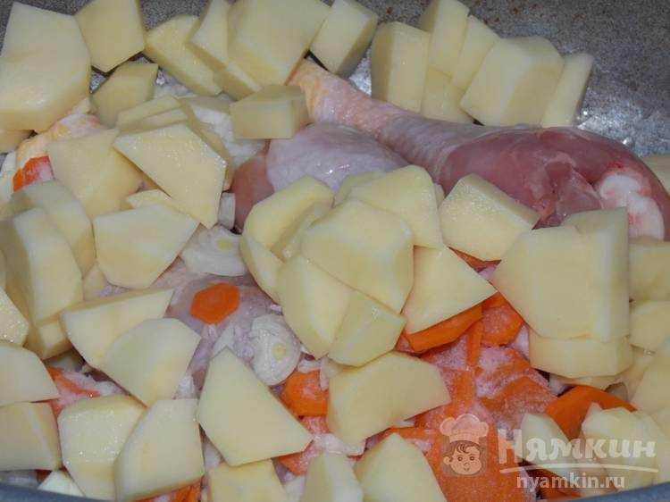Соус из куриных голеней и овощей в утятнице - фото шаг 2
