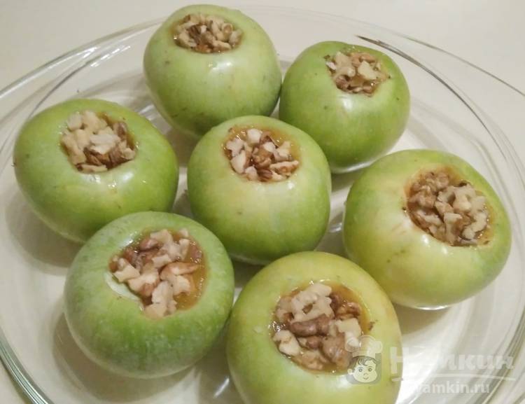 Запеченные яблоки с мёдом и орехами в духовке - фото шаг 3