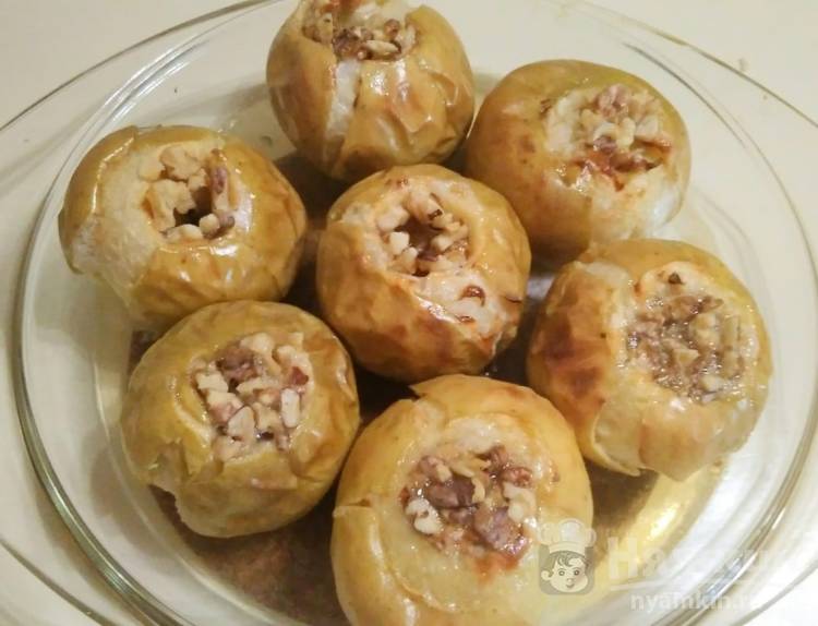 Запеченные яблоки с мёдом и орехами в духовке - фото шаг 4