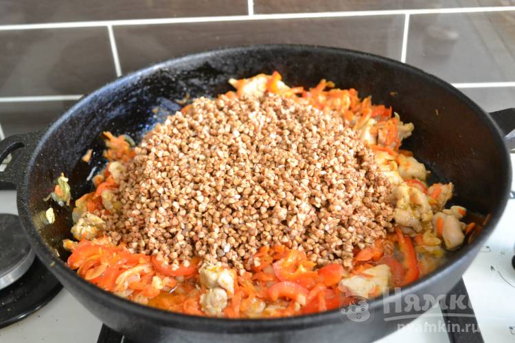 Гречка с овощами и курицей - фото шаг 6