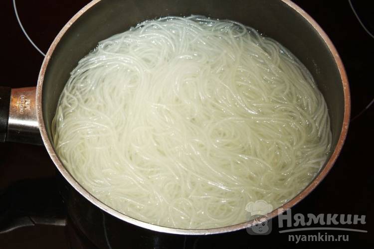 Морепродукты с рисовой лапшой