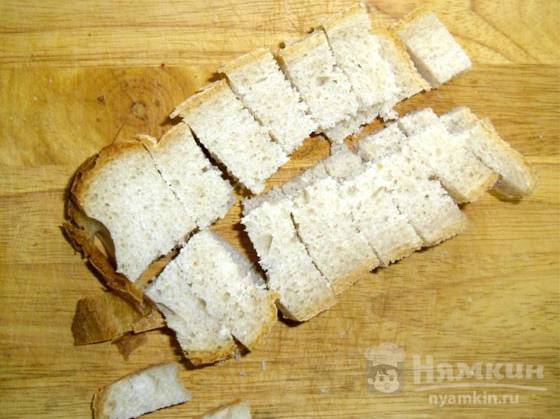 Сухарики с чесноком в духовке - фото шаг 3