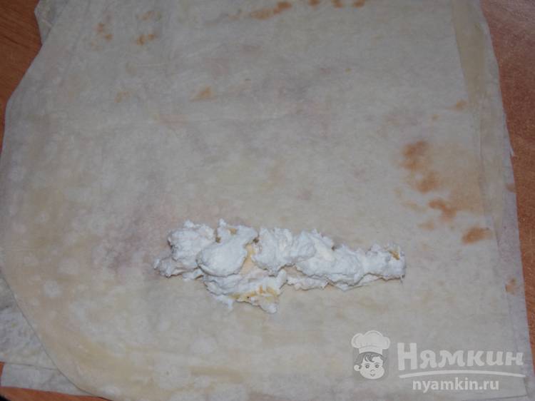 Трубочки из лаваша с творогом и бананом - фото шаг 4