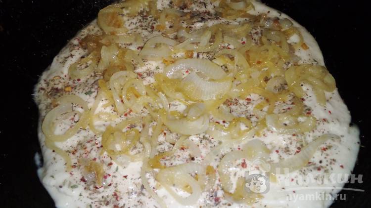 Пицца с жареным луком, колбасой, помидором и итальянскими травами - фото шаг 7