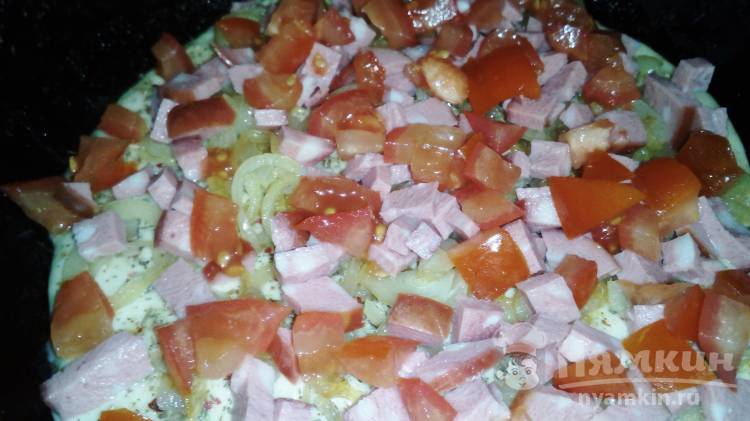 Пицца с жареным луком, колбасой, помидором и итальянскими травами - фото шаг 9