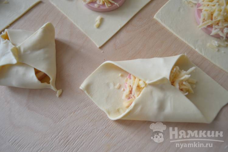 Слоеные конвертики с колбасой и сыром – пошаговый рецепт приготовления с фото
