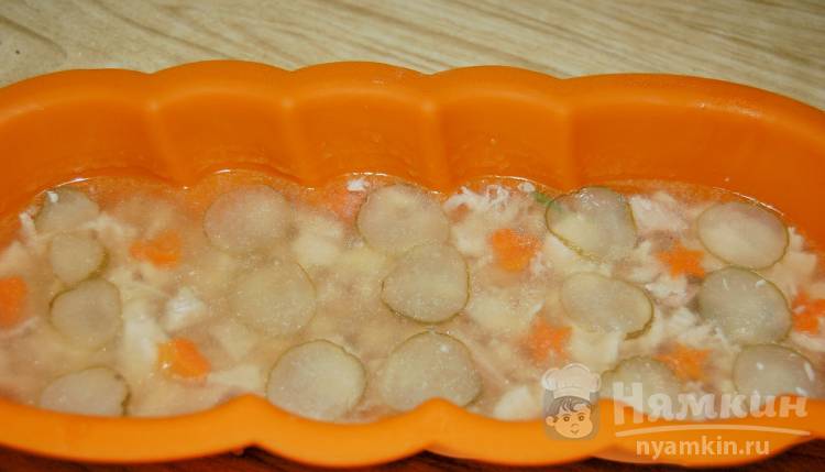 Заливное из курицы, моркови и соленых огурцов - фото шаг 4
