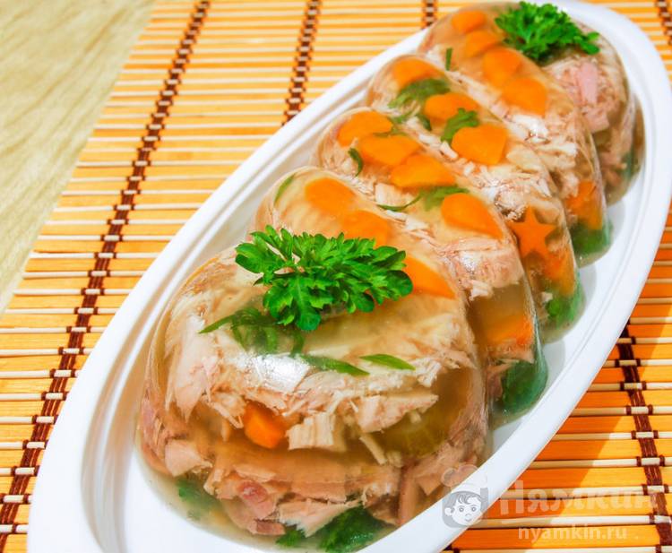 Заливное из курицы, моркови и соленых огурцов - фото шаг 5