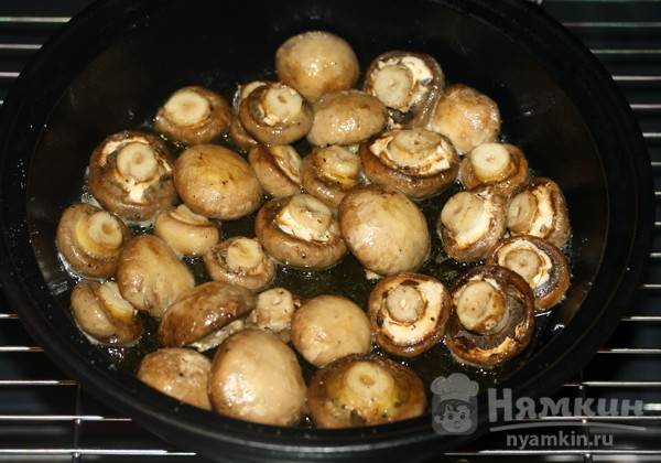 Шампиньоны в духовке с чесноком и петрушкой - фото шаг 2