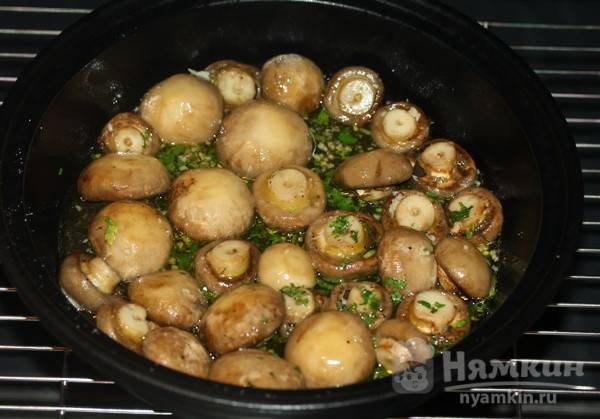 Шампиньоны в духовке с чесноком и петрушкой - фото шаг 3