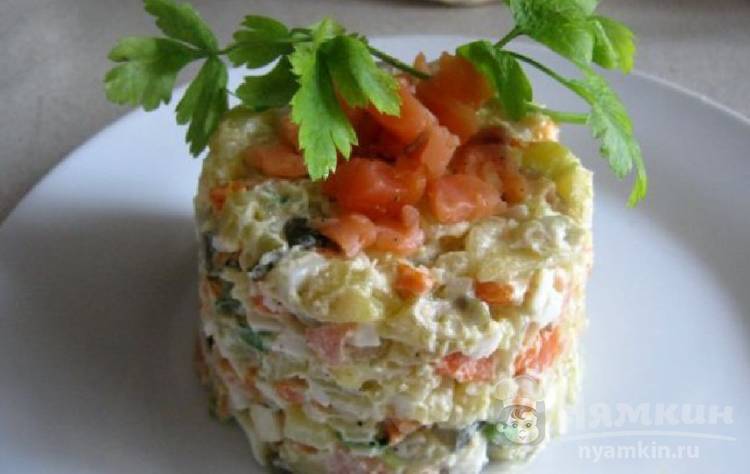 Салат с лососем и яйцом