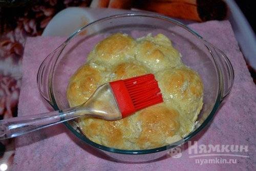 Булочки из дрожжевого теста с чесночной заливкой - фото шаг 10