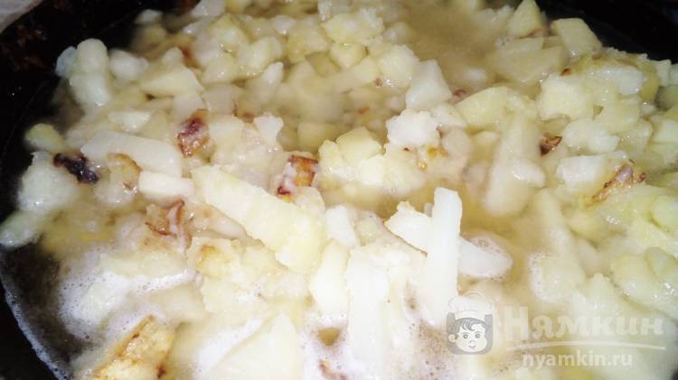 Тушеный картофель с горошком и луком на сковороде - фото шаг 5