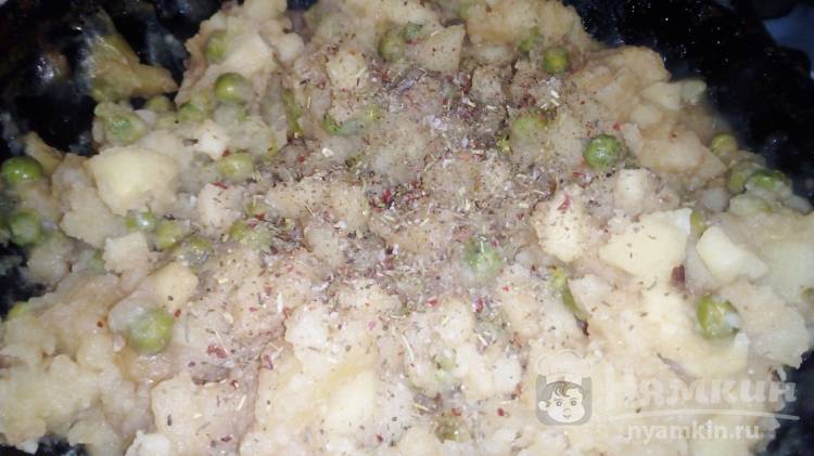 Тушеный картофель с горошком и луком на сковороде - фото шаг 7