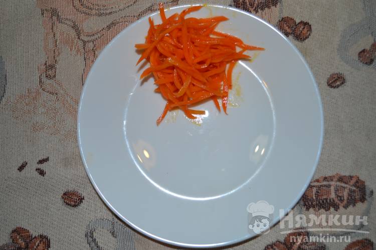 Салат с морковкой по-корейски и сухариками