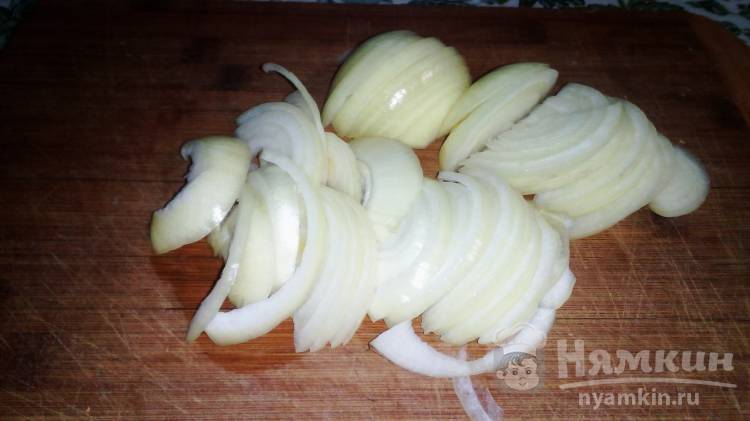 Стручковая фасоль с луком и томатным соусом на сковороде - фото шаг 1